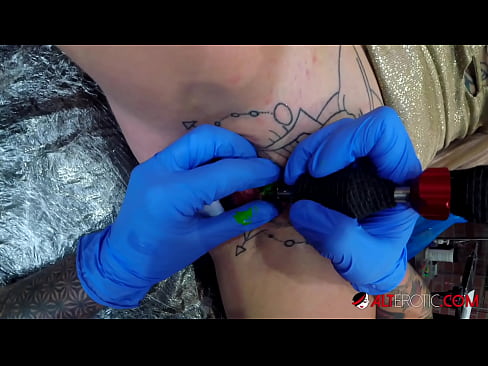 ❤️ An hottie thar a bheith tattooed Sully Savage fuair tattoo ar a clitoris ❌ Porn na Rúise ag ga.https-tubsexer.ru ❌️